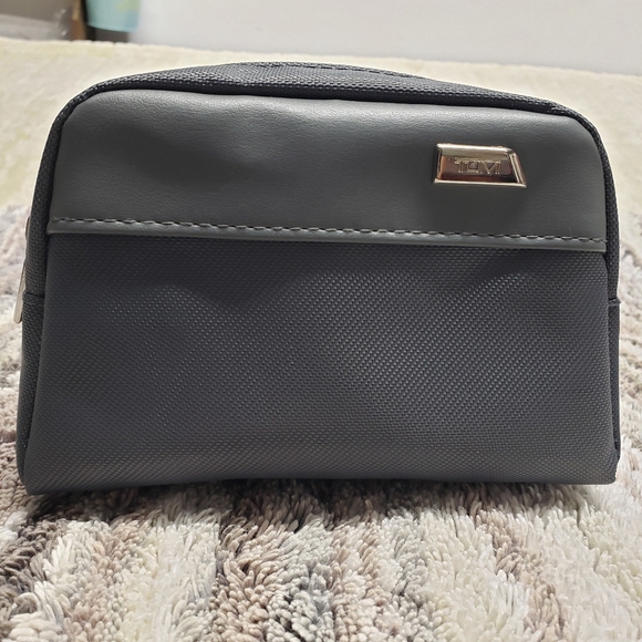 TUMI For Delta Lined Toiletries Bag With Zipper And Silver TUMI Logo - Picture 1 of 10